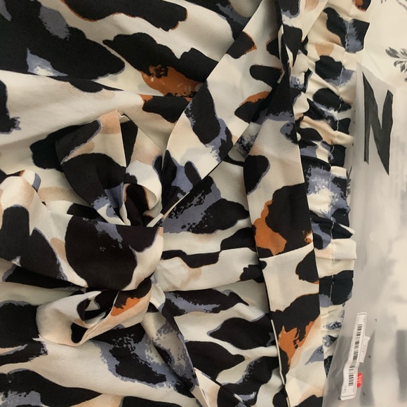 Shein shorts NWOT - Picture 2 of 4